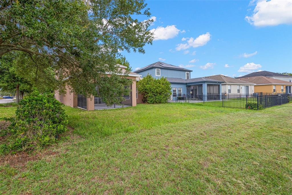 10284 Newminster Loop Ruskin, FL 33573 - Photo 22 of 72
