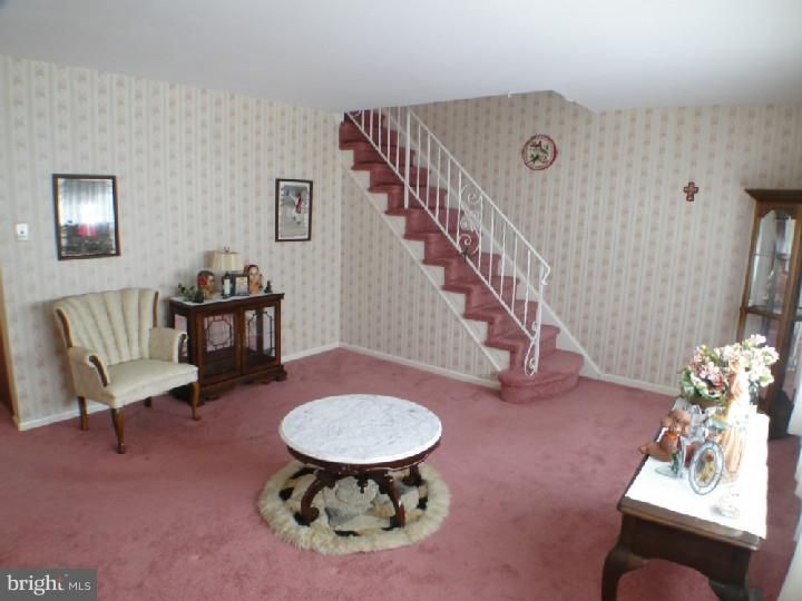 7002 Cardin Road Philadelphia, PA 19128 - Photo 3 of 25 Living Room