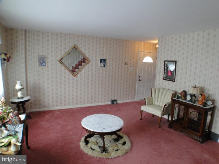 7002 Cardin Road Philadelphia, PA 19128 - Photo 4 of 25 Living Room