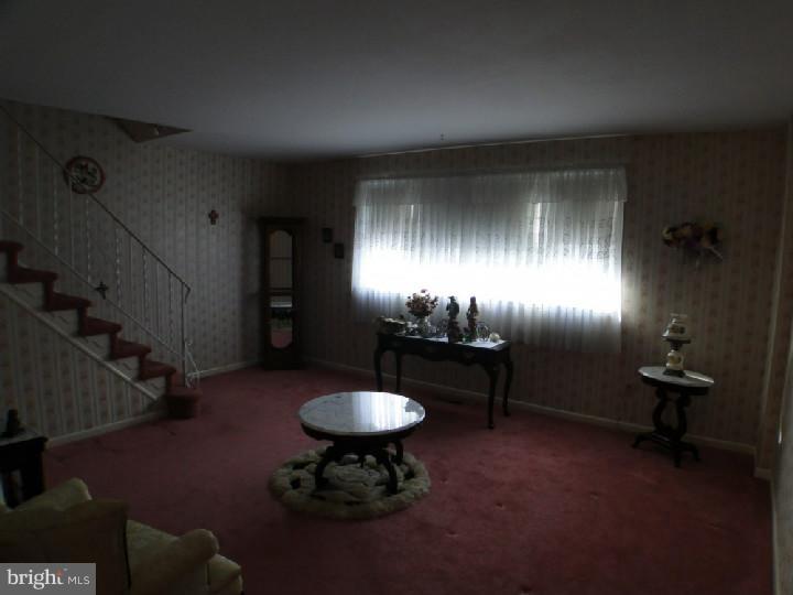 7002 Cardin Road Philadelphia, PA 19128 - Photo 5 of 25 Living Room