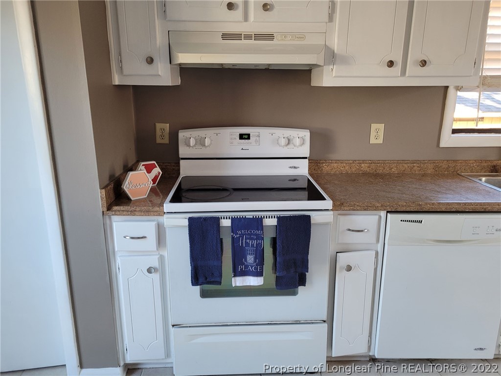 513 Andover Road Fayetteville, NC 28311 - Photo 7 of 21 a stove top oven sitting inside of a kitchen