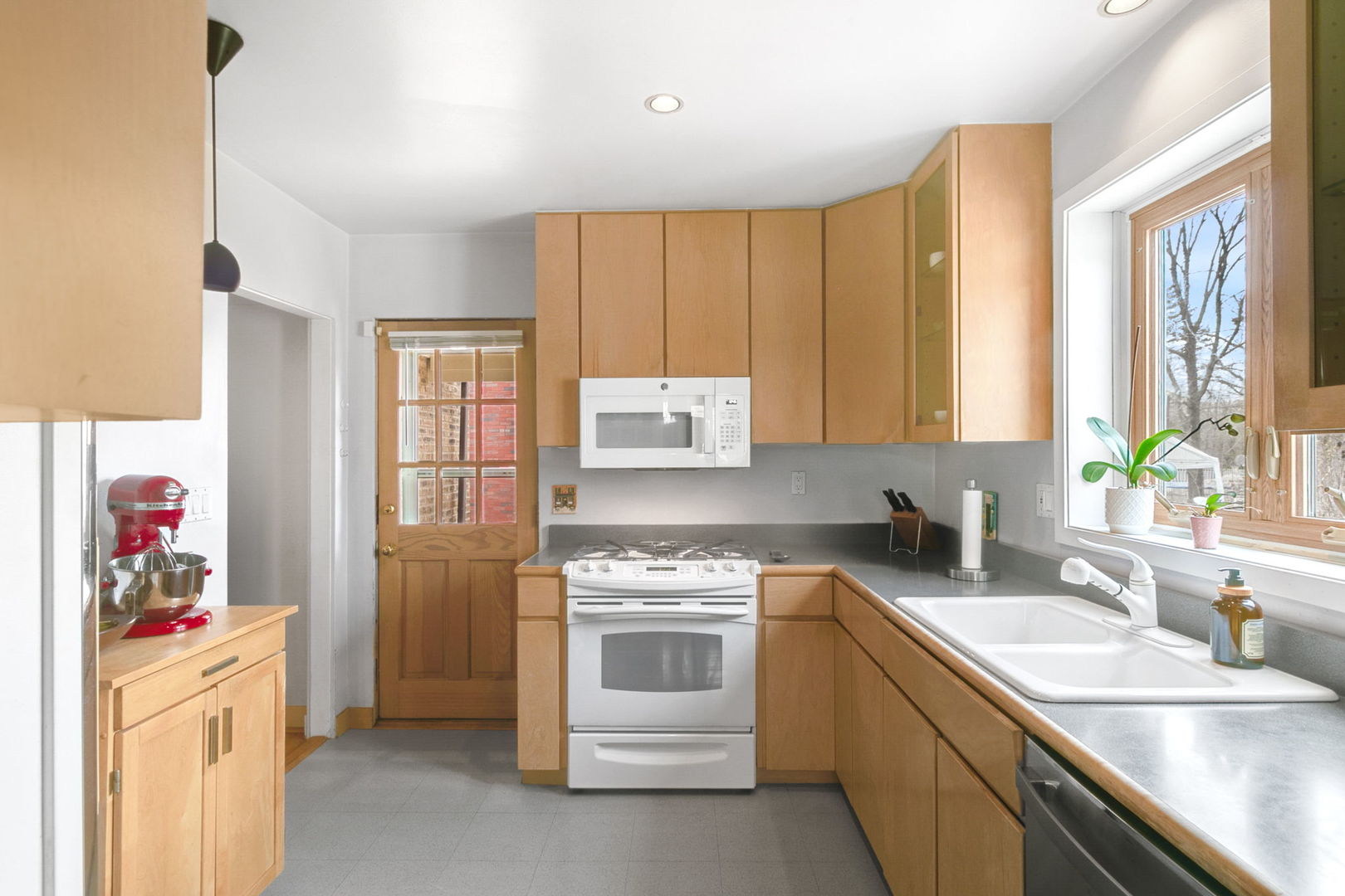 446 Longcommon Road Riverside, IL 60546 - Photo 7 of 25