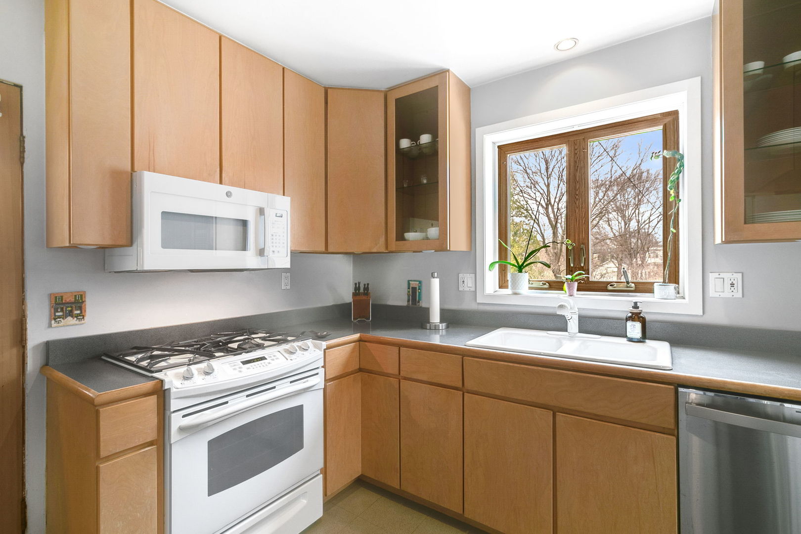 446 Longcommon Road Riverside, IL 60546 - Photo 8 of 25