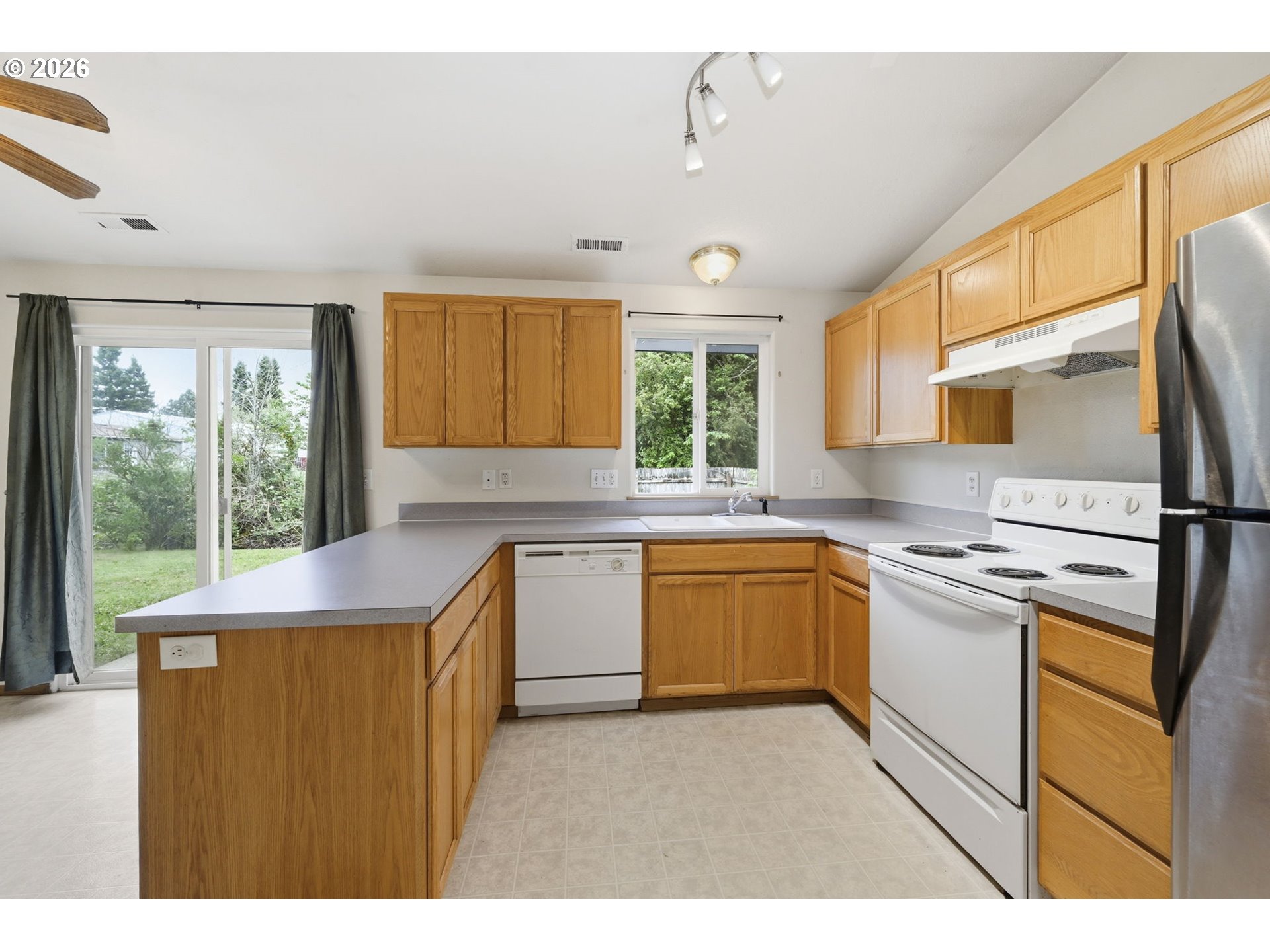 1077 South 10th Street Lebanon, OR 97355 - Photo 11 of 33