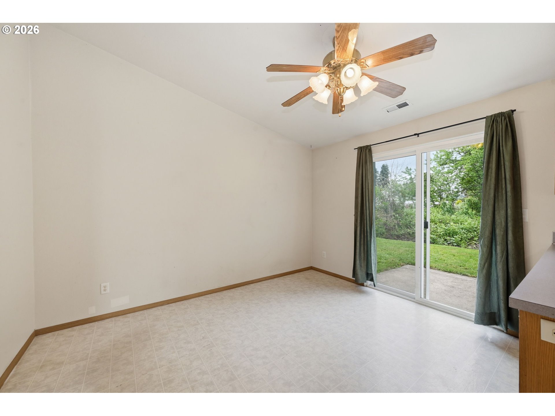 1077 South 10th Street Lebanon, OR 97355 - Photo 12 of 33