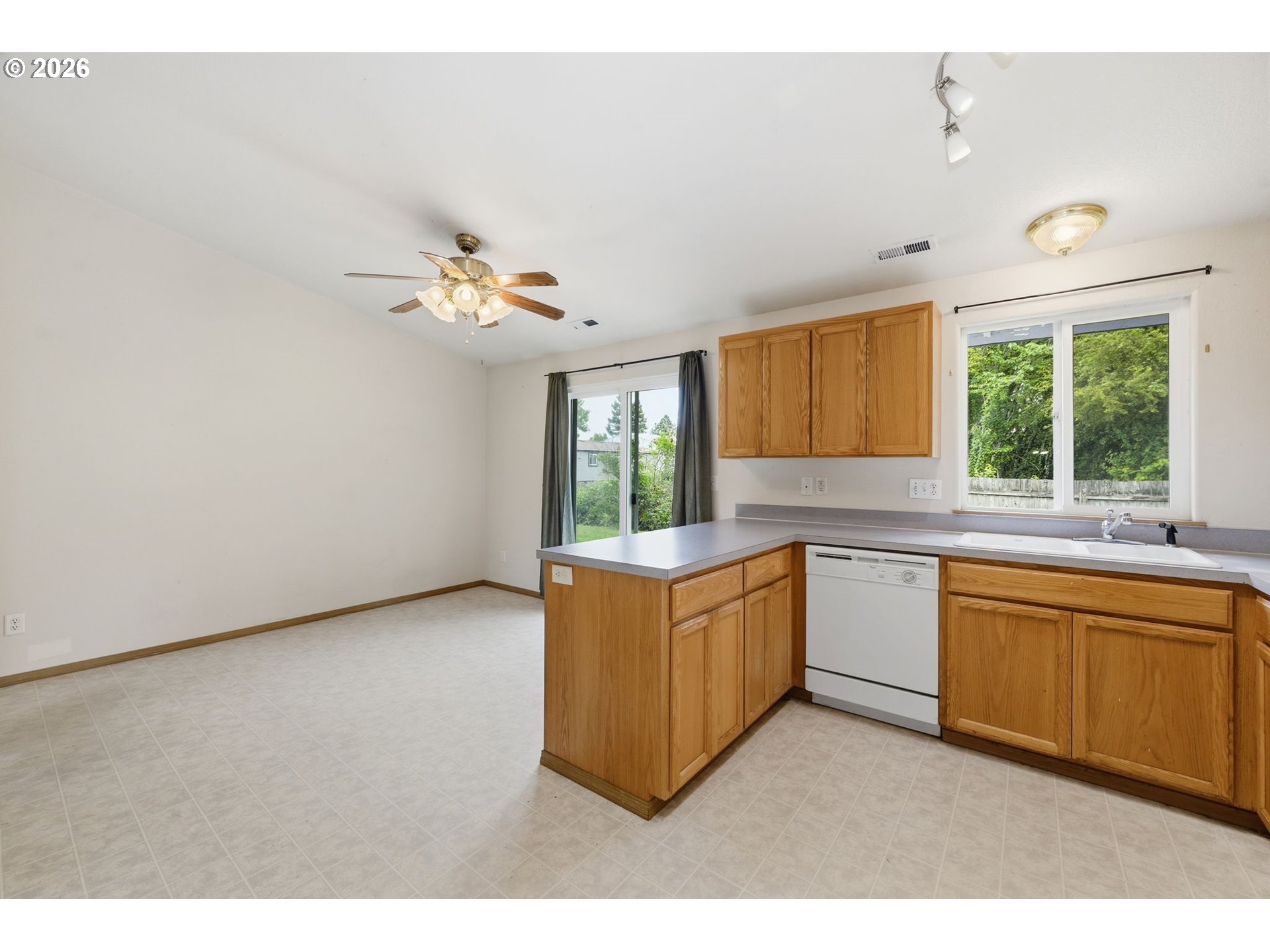 1077 South 10th Street Lebanon, OR 97355 - Photo 13 of 33