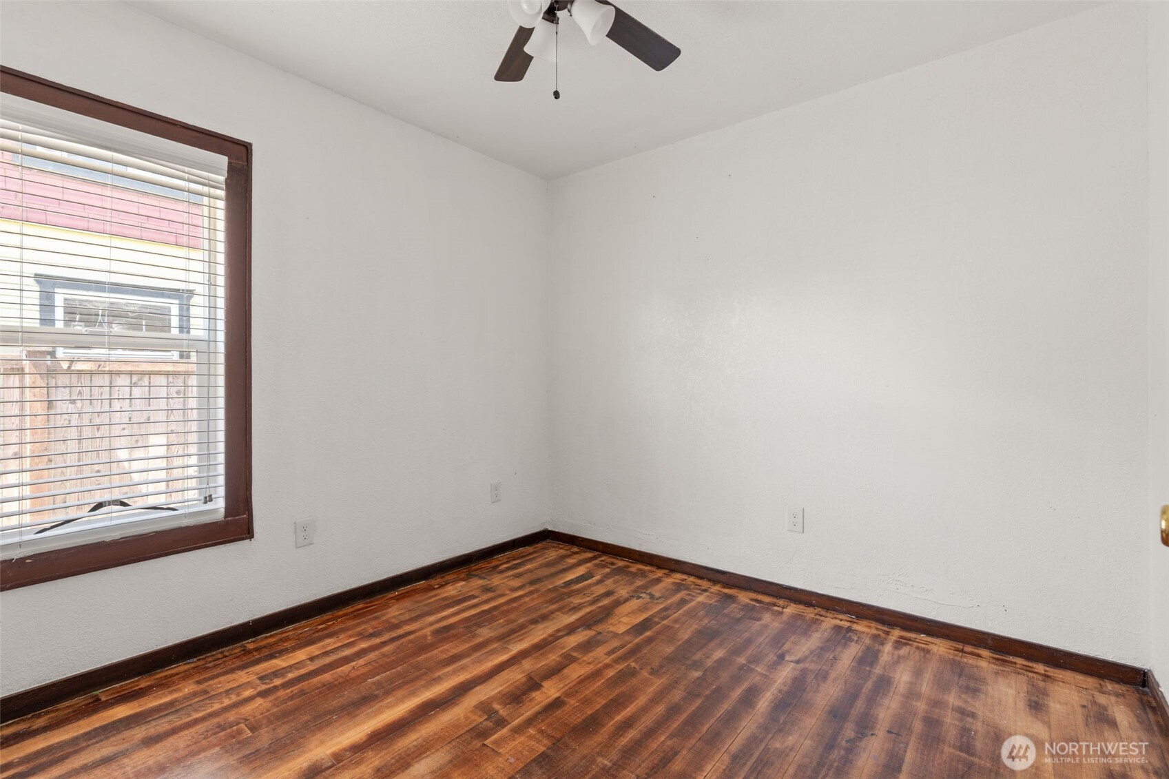 226 Southwest Lewis Street Chehalis, WA 98532 - Photo 21 of 27 an empty room with a window