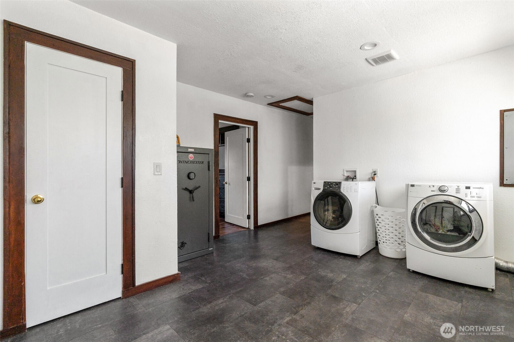 226 Southwest Lewis Street Chehalis, WA 98532 - Photo 25 of 27 a utility room with sink dryer and washer