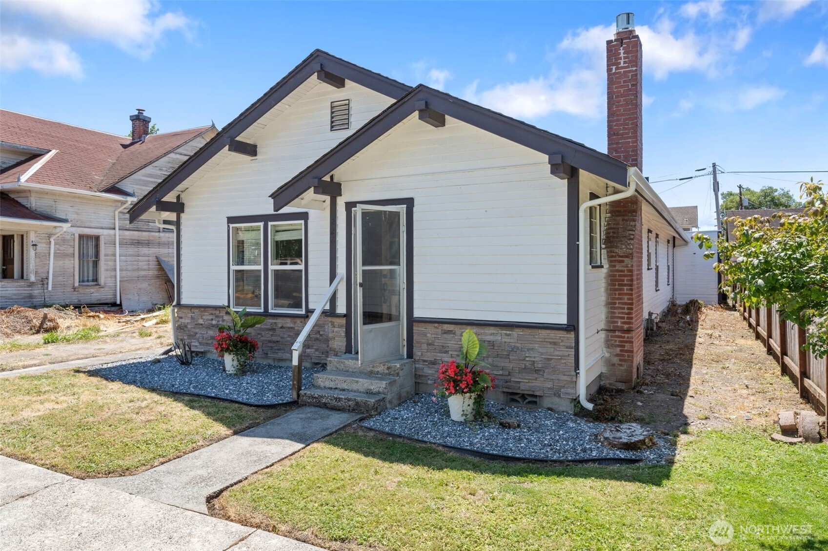 226 Southwest Lewis Street Chehalis, WA 98532 - Photo 3 of 27 a front view of a house with garden
