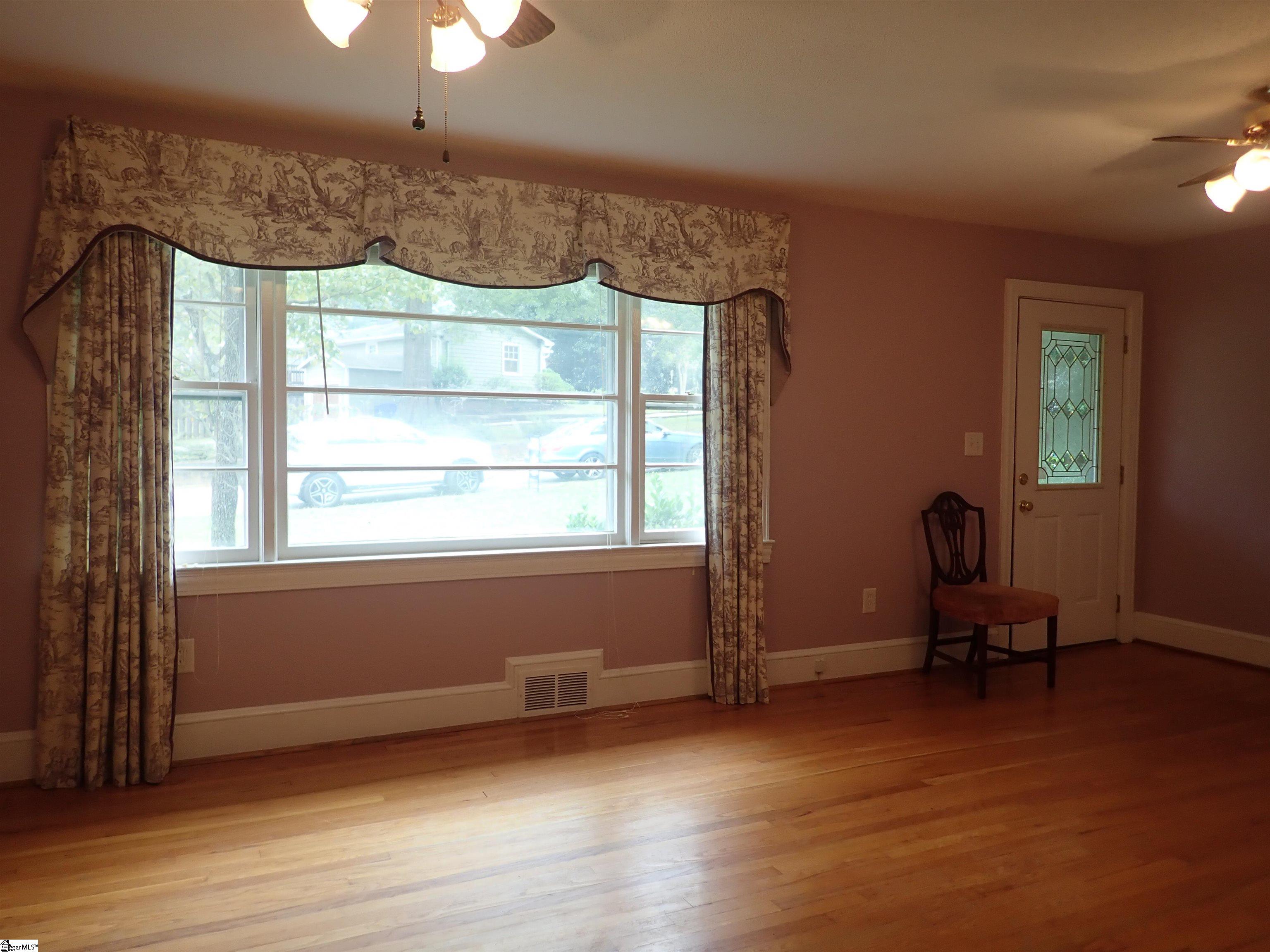 210 Robin Hood Road Greenville, SC 29607 - Photo 4 of 21