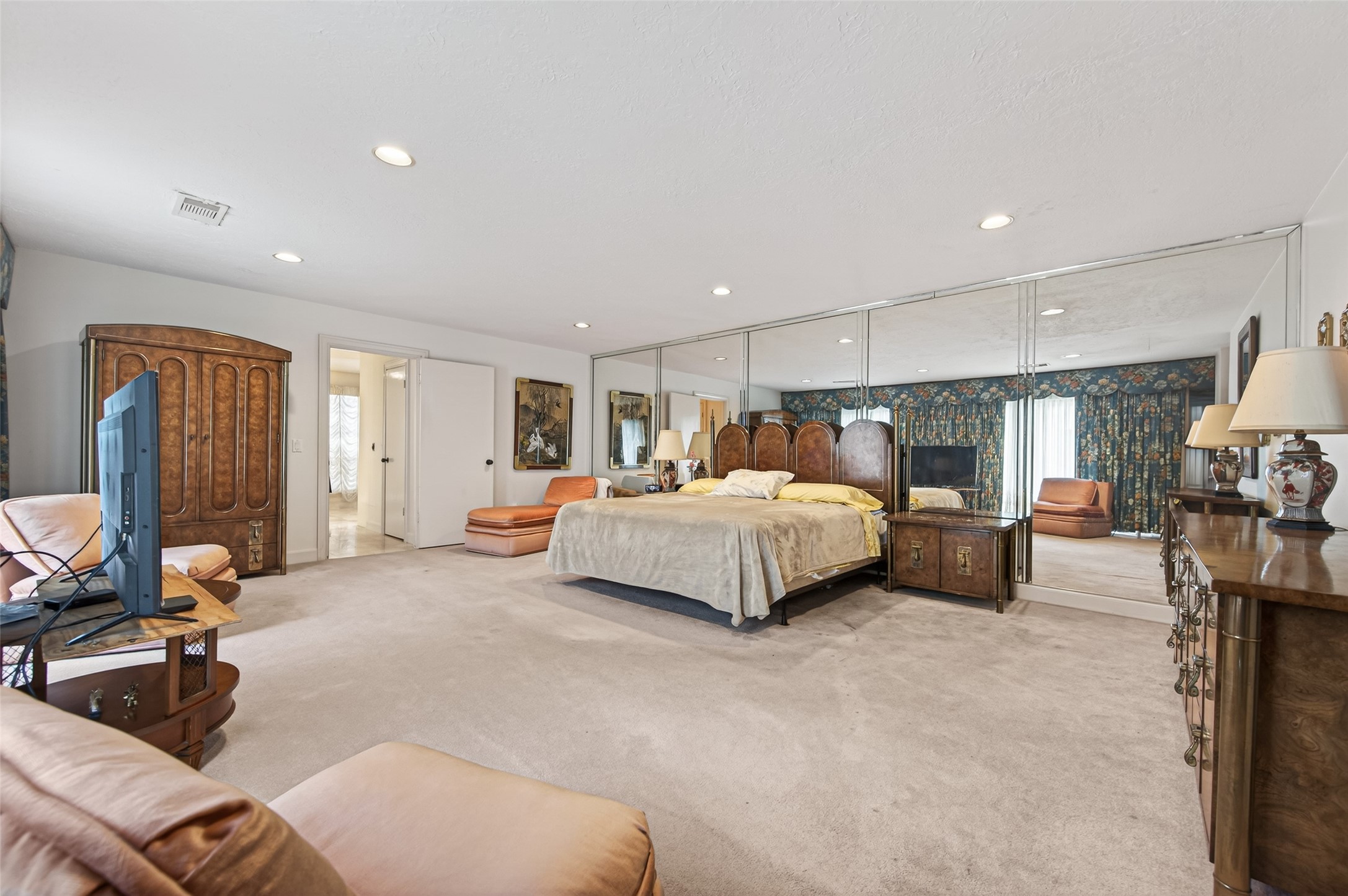 8103 Lake Edge Court Houston, TX 77071 - Photo 25 of 48 Expansive primary suite with mirrored wall and sitting area