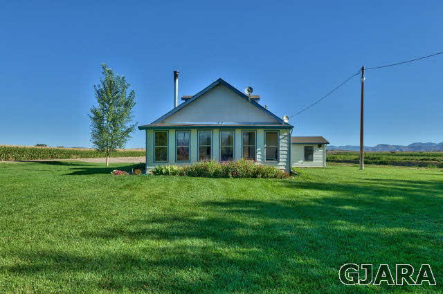 1404 Q Road Loma, CO 81524 - Photo 21 of 31 a view of a house with a yard
