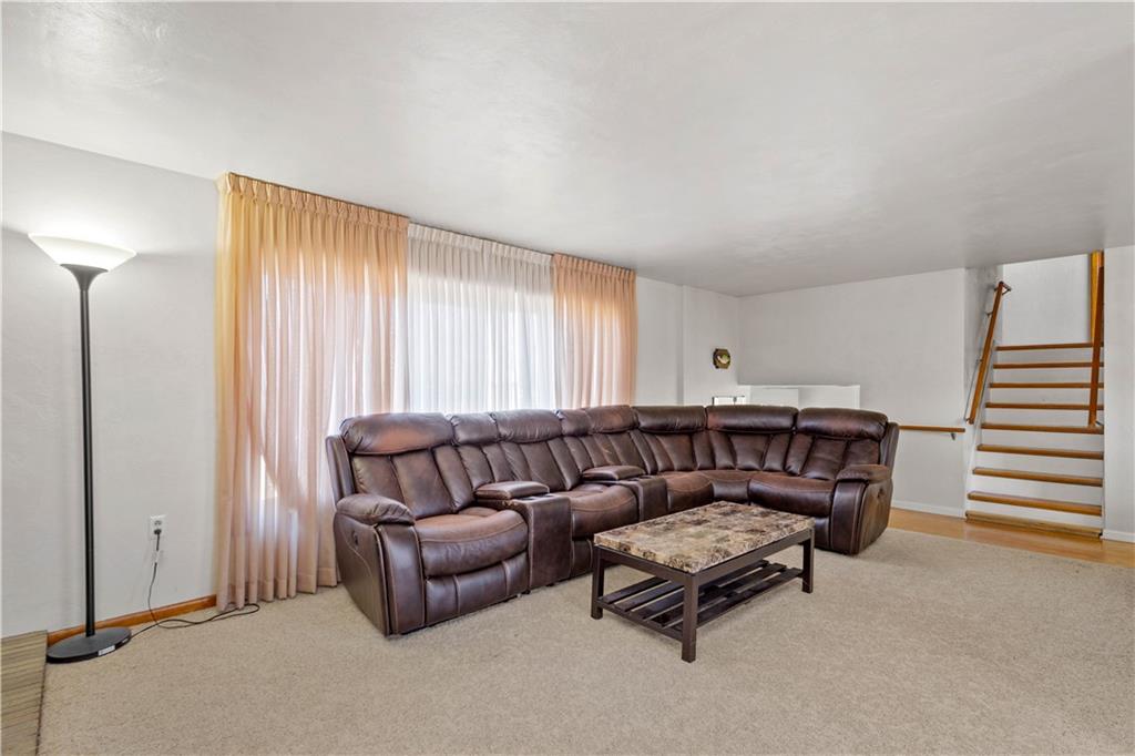 556 Hillcrest Avenue McKees Rocks, PA 15136 - Photo 4 of 25
