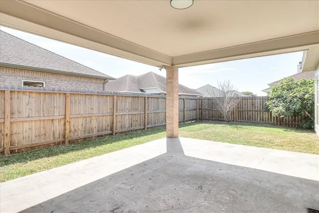 a view of backyard with tub and garden