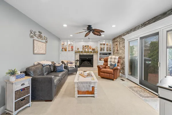 $550,000 | 340 Stonehurst Lane, Roselle, IL 60172