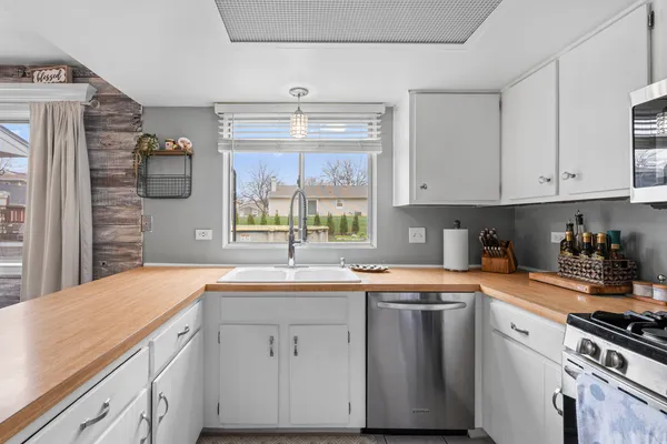 $550,000 | 340 Stonehurst Lane, Roselle, IL 60172