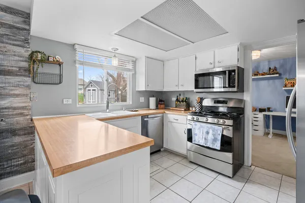 $550,000 | 340 Stonehurst Lane, Roselle, IL 60172