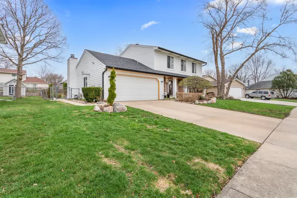 $550,000 | 340 Stonehurst Lane, Roselle, IL 60172