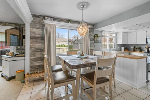 $550,000 | 340 Stonehurst Lane, Roselle, IL 60172