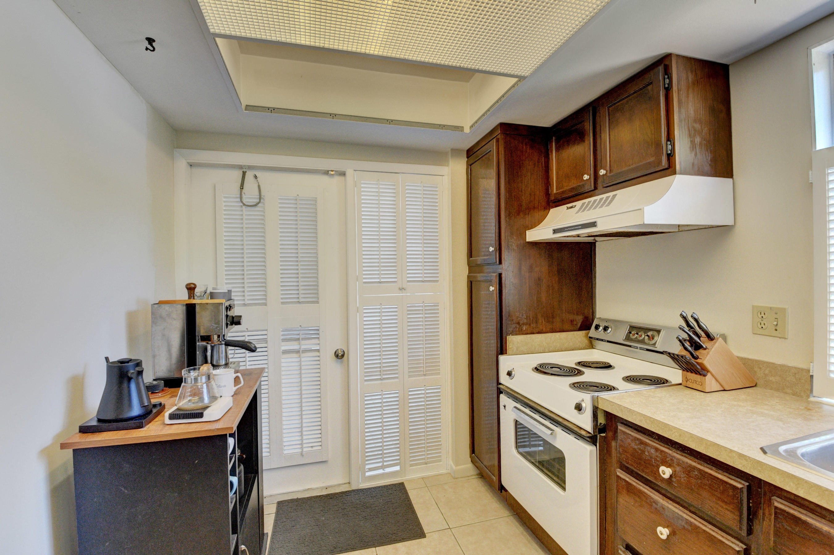 235 Northwest 15th Street Boca Raton, FL 33432 - Photo 20 of 32 a kitchen with a stove and a refrigerator