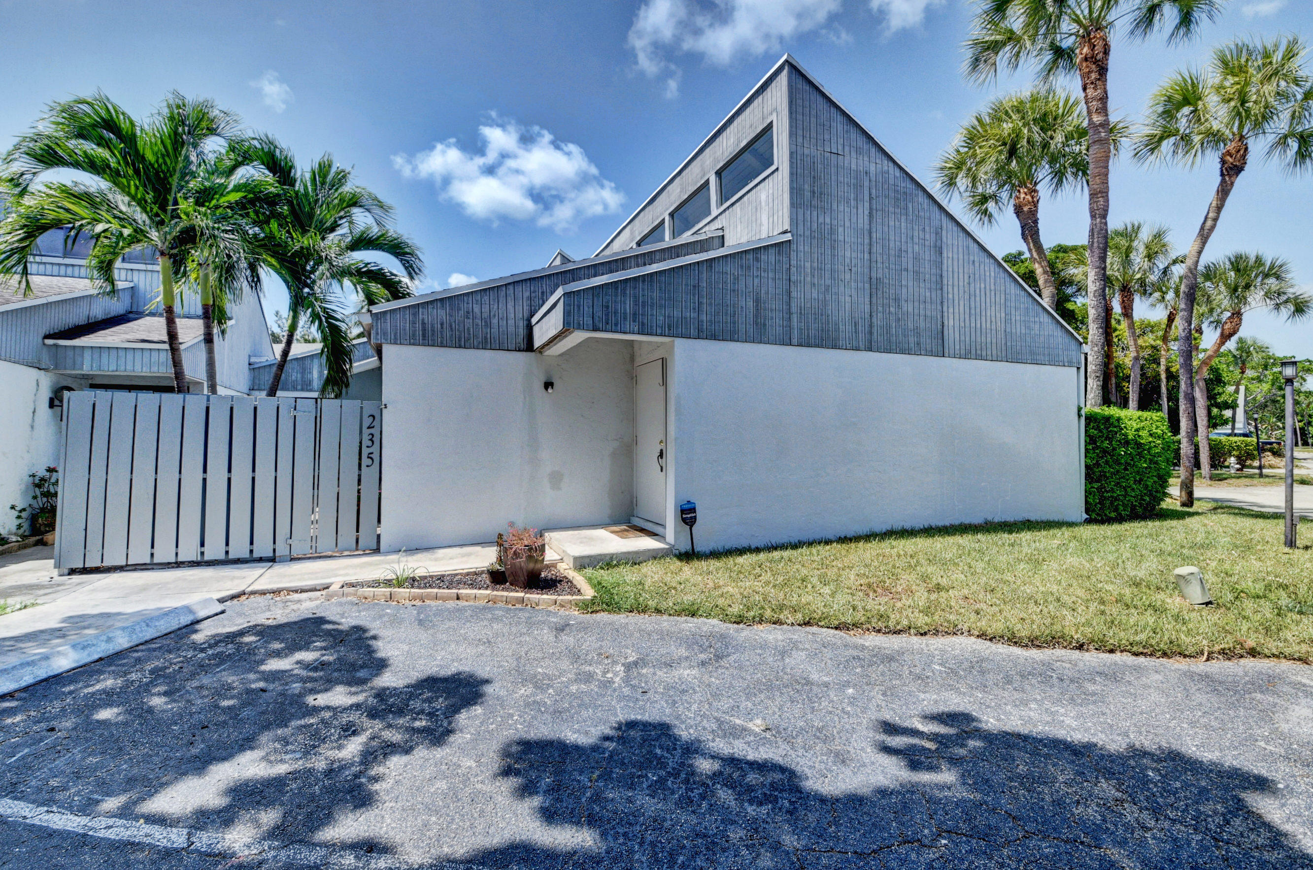 235 Northwest 15th Street Boca Raton, FL 33432 - Photo 3 of 32 a backyard of a house