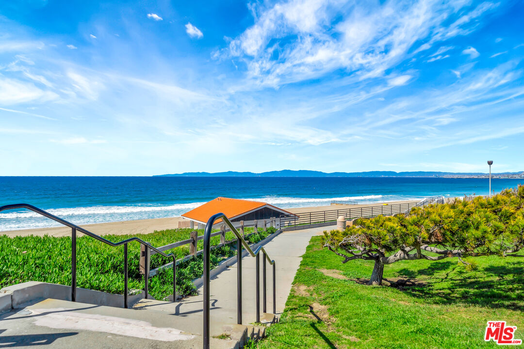 110 Paseo De La Concha Redondo Beach, CA 90277 - Photo 13 of 14 a view of a terrace with a garden