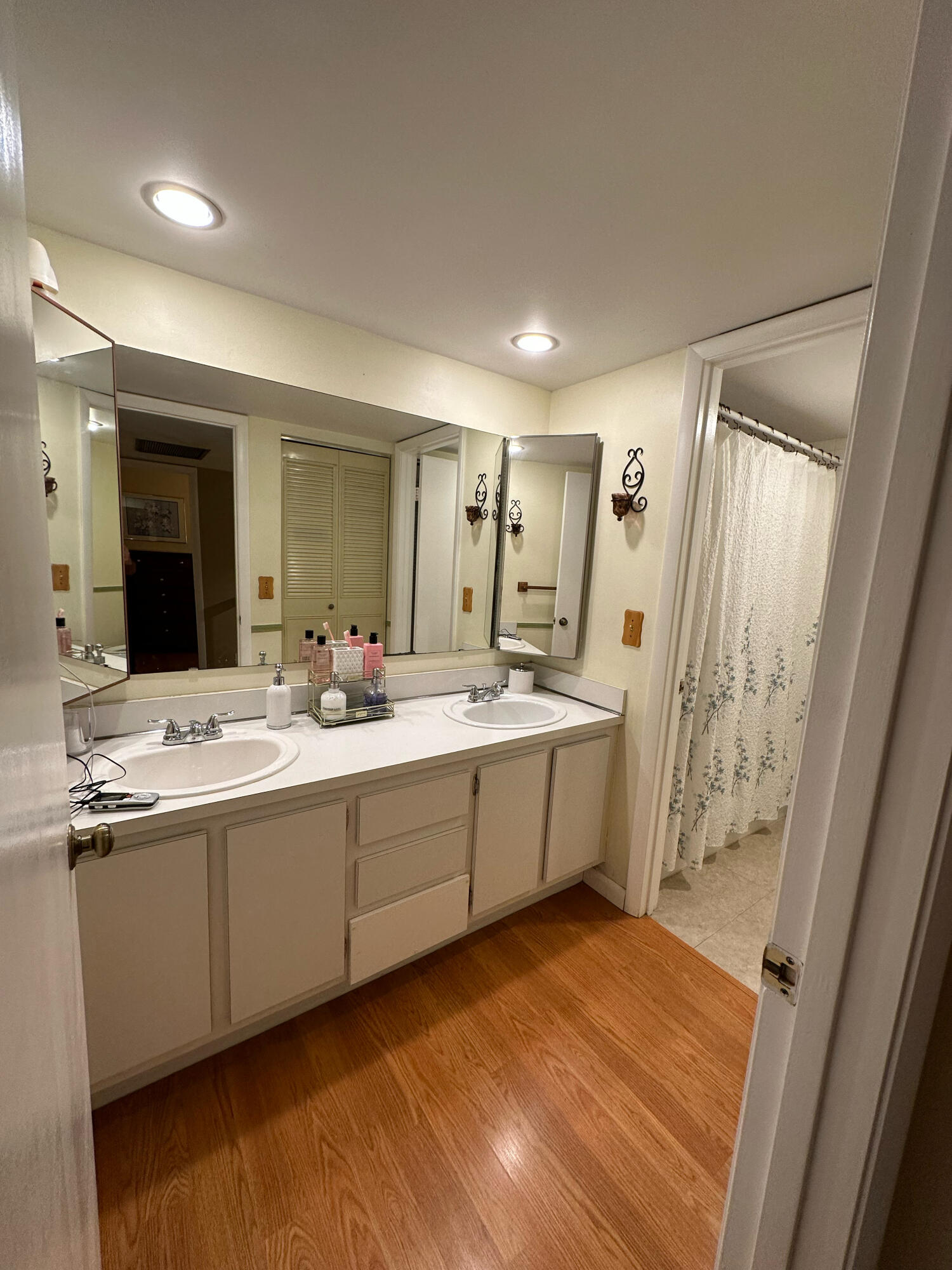 421 Arabian Road Palm Springs, FL 33461 - Photo 19 of 28 Guest Bathroom