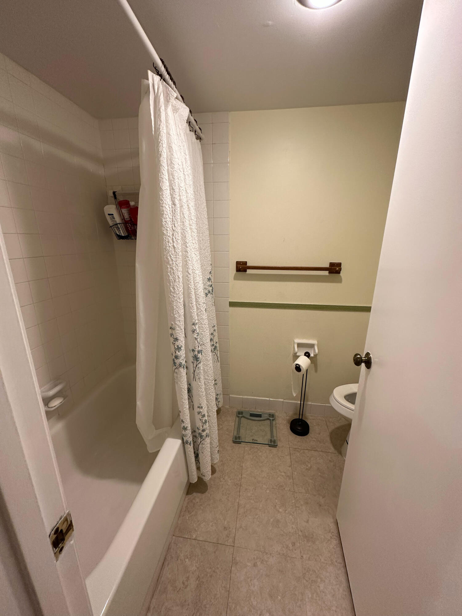 421 Arabian Road Palm Springs, FL 33461 - Photo 20 of 28 Guest Bathroom