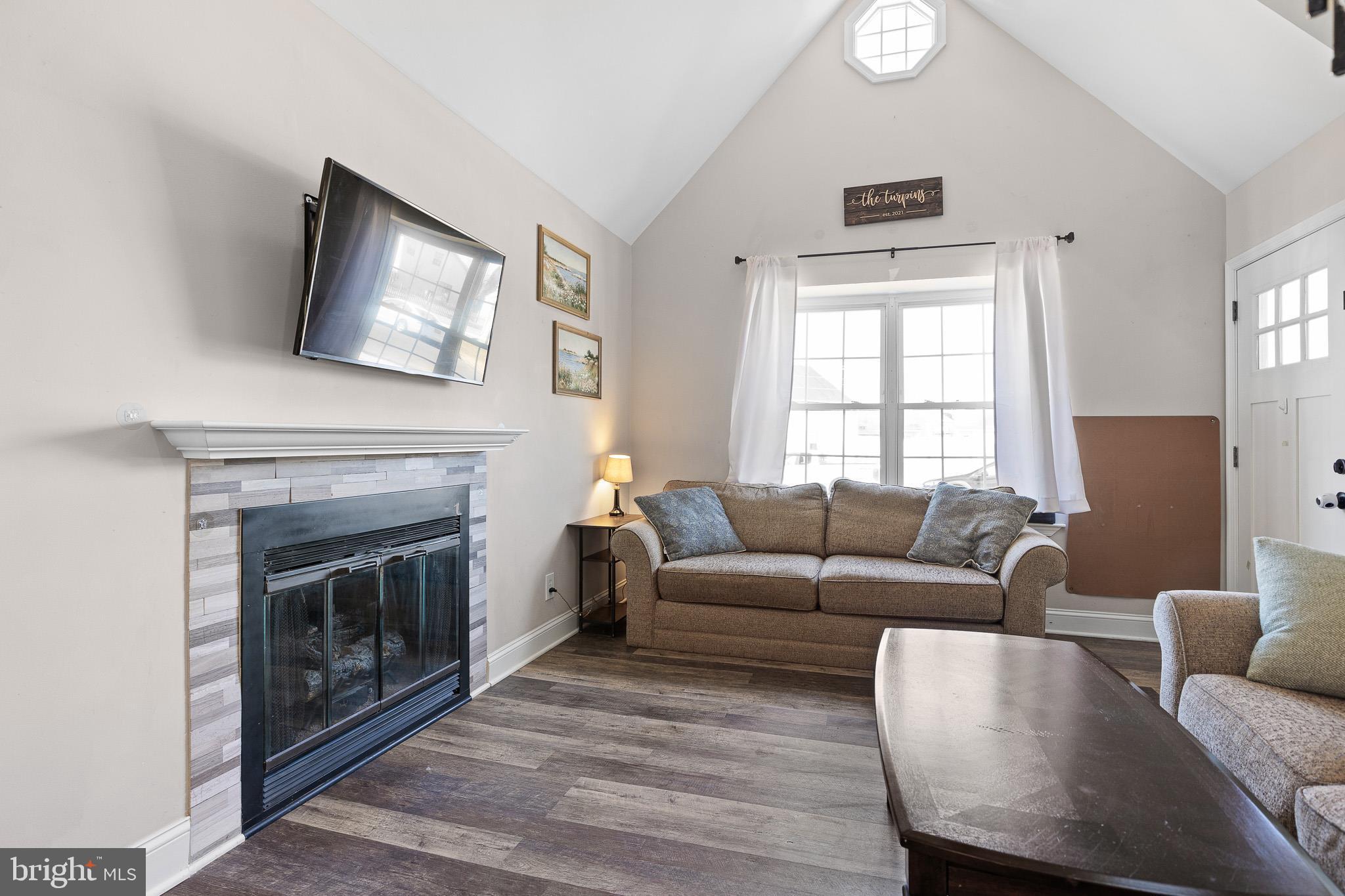 316 Hunters Road Swedesboro, NJ 08085 - Photo 4 of 32 Living Room