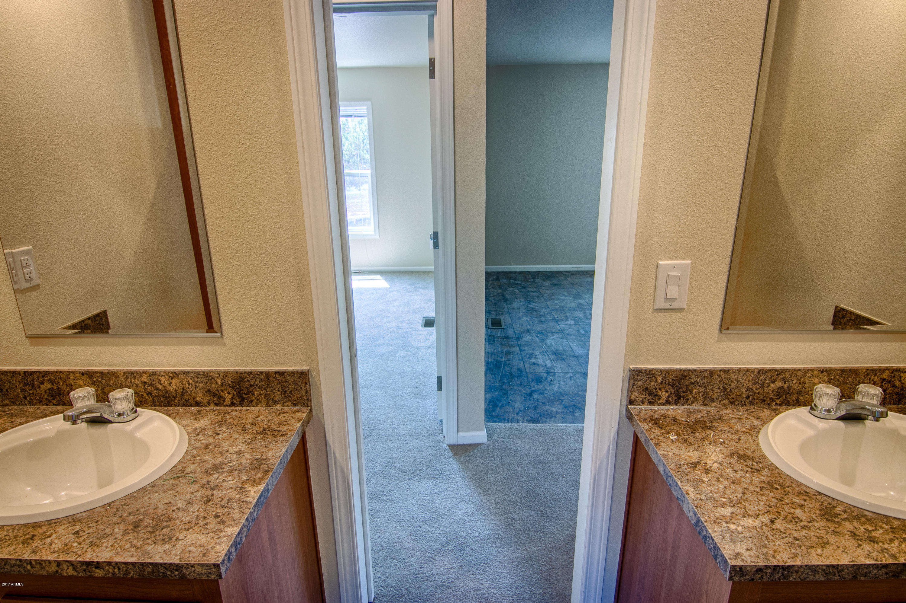 6922 Aces High Road Show Low, AZ 85901 - Photo 29 of 41 Guest Bathroom