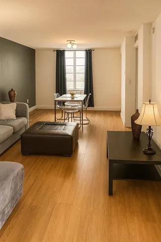 $2,050 | 1732 Meridian Avenue, Unit 502, Miami Beach, FL 33139