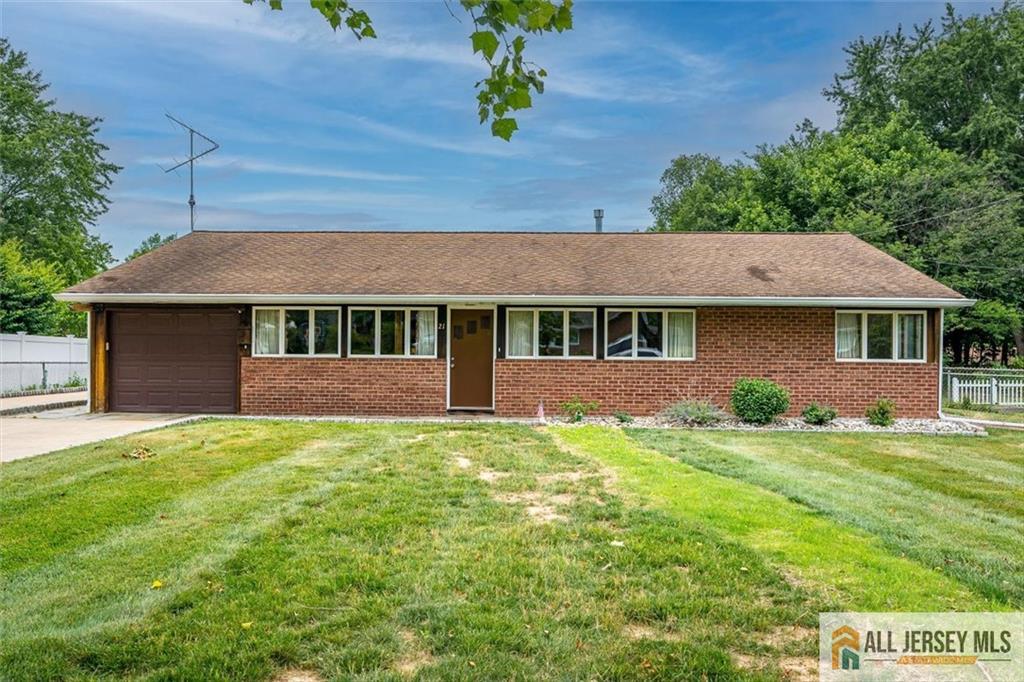 21 Tyndall Road Kendall Park, NJ 08824 - Photo 1 of 33 a front view of a house with a garden