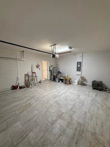 a view of a house with backyard