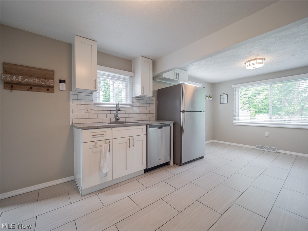 1260 Gordon Road Lyndhurst, OH 44124 - Photo 5 of 33