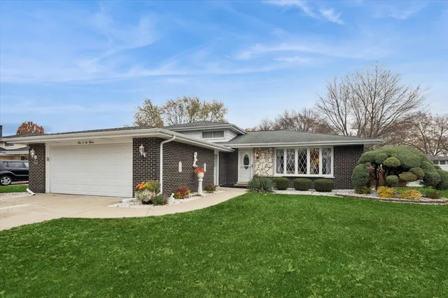 $479,000 | 9S215 Florence Avenue, Downers Grove, IL 60516