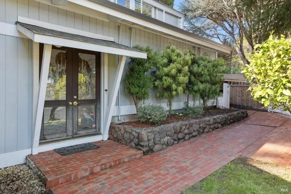 a view of a entrance of the house
