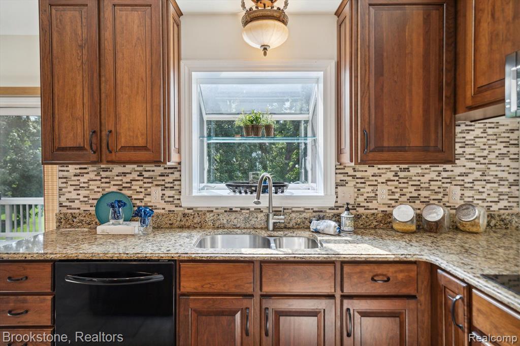 3944 Fieldview Road Lake Orion, MI 48360 - Photo 18 of 58