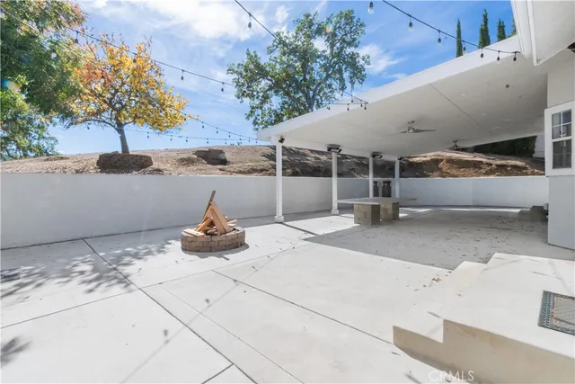 a view of a house with backyard