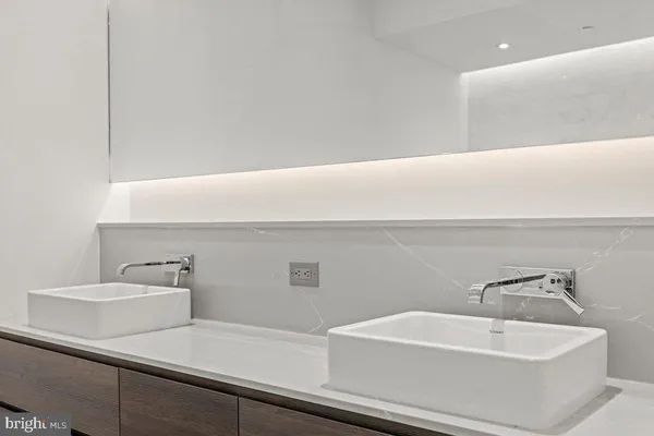 $6,300 | 724 Chestnut Street, Unit 201, Philadelphia, PA 19106