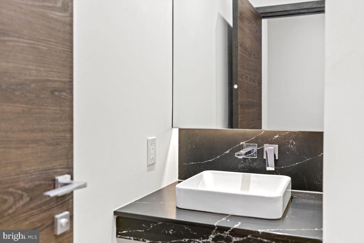 724 Chestnut Street, Unit 201 Philadelphia, PA 19106 - Photo 30 of 35