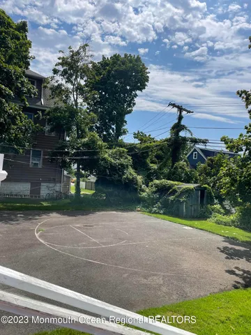 a view of a yard and front area