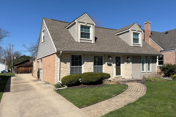 $749,900 | 16 South Hi Lusi Avenue, Mount Prospect, IL 60056