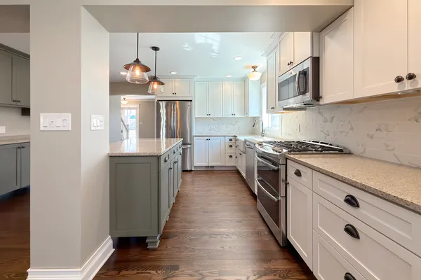 $749,900 | 16 South Hi Lusi Avenue, Mount Prospect, IL 60056