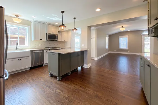 $749,900 | 16 South Hi Lusi Avenue, Mount Prospect, IL 60056