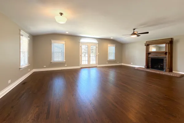$749,900 | 16 South Hi Lusi Avenue, Mount Prospect, IL 60056