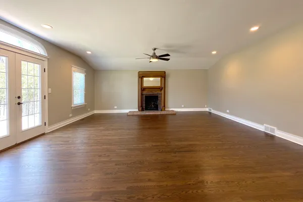$749,900 | 16 South Hi Lusi Avenue, Mount Prospect, IL 60056