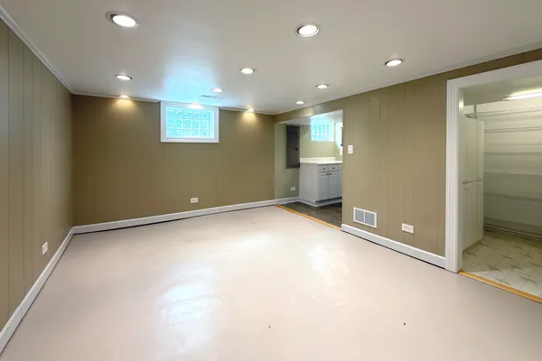 $749,900 | 16 South Hi Lusi Avenue, Mount Prospect, IL 60056