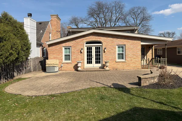 $749,900 | 16 South Hi Lusi Avenue, Mount Prospect, IL 60056