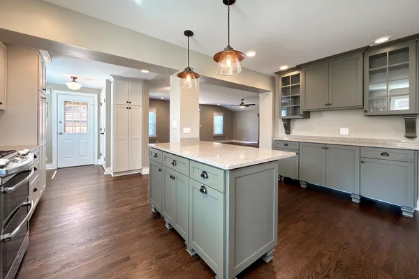 $749,900 | 16 South Hi Lusi Avenue, Mount Prospect, IL 60056