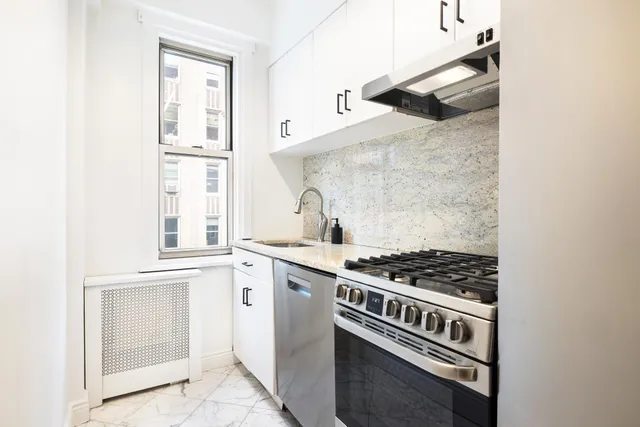 $1,295,000 | 220 Madison Avenue, Unit 11M | Murray Hill
